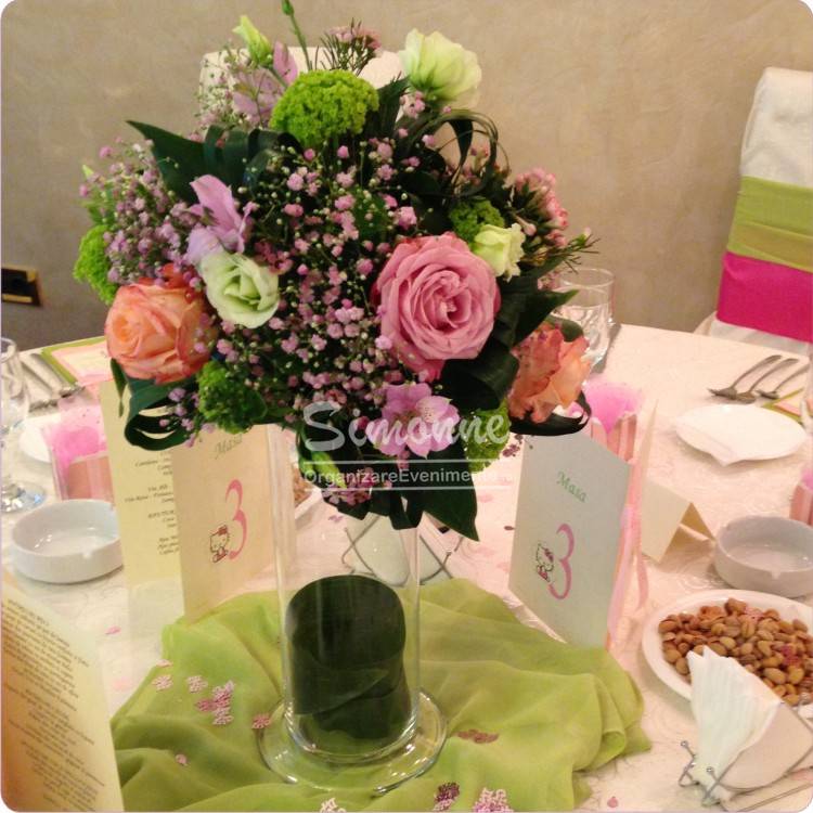Aranjament floral roz verde